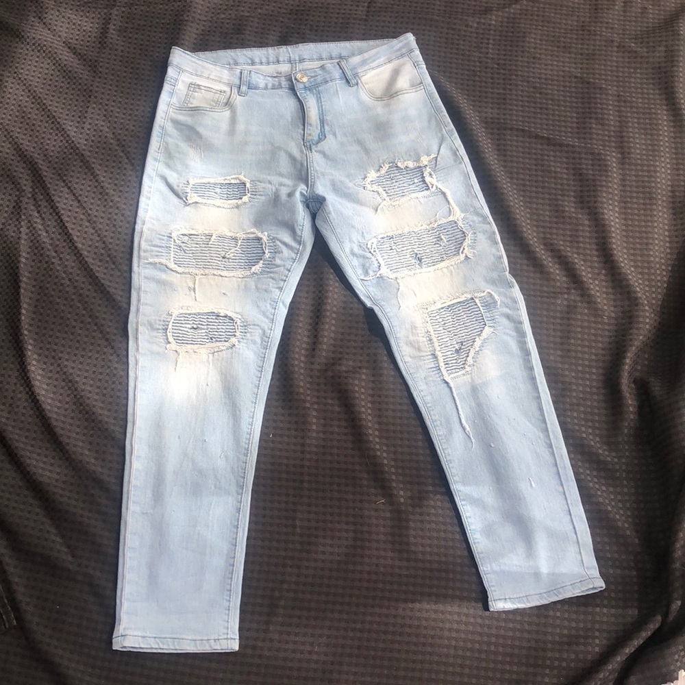 Men's 34x30 Romwe light wash distressed denim jeans.